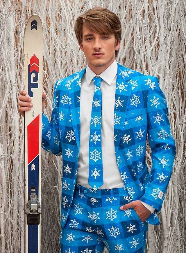 Blauer Weihnachtsanzug mit weißen Schneeflocken