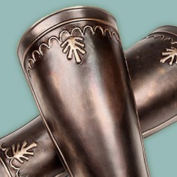 Beinschienen aus Karbonstahl, Messing und Bronze für die Metallrüstung in vielen historisch akkuraten Designs oder als original Filmrepliken! Top Versand!