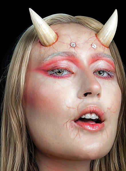 Application de cornes de diable claires en latex
