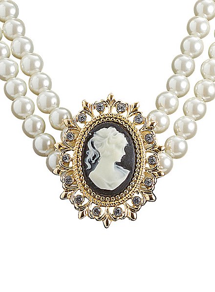 Pearl necklace with jewellery cameo