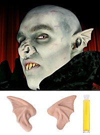 Applicazione delle orecchie da vampiro in lattice