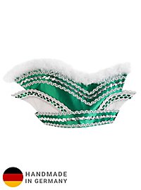 Casquette de comité verte avec de multiples applications de galons et de fourrure