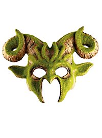 Masque à tête de démon recouvert de végétation
