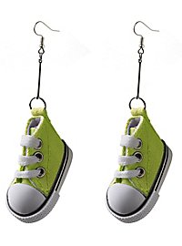 Orecchini con scarpe da ginnastica verdi